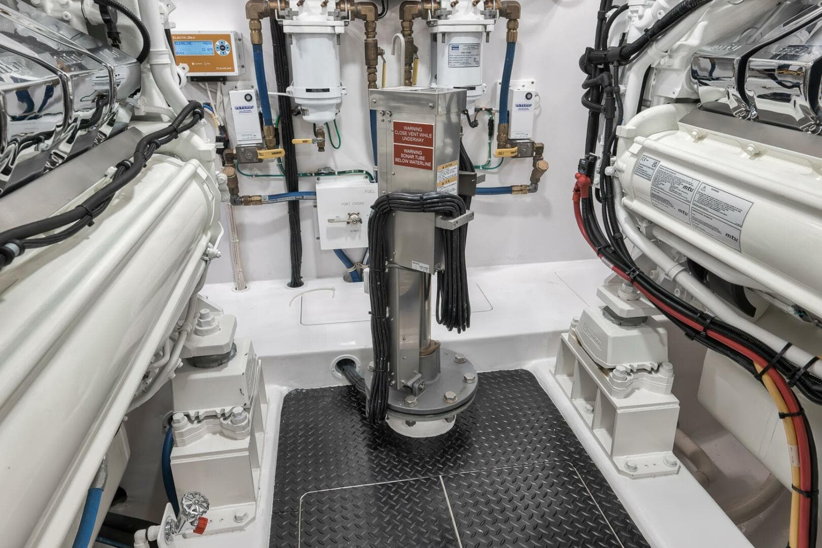 2025 Viking 90 Convertible — photo 140