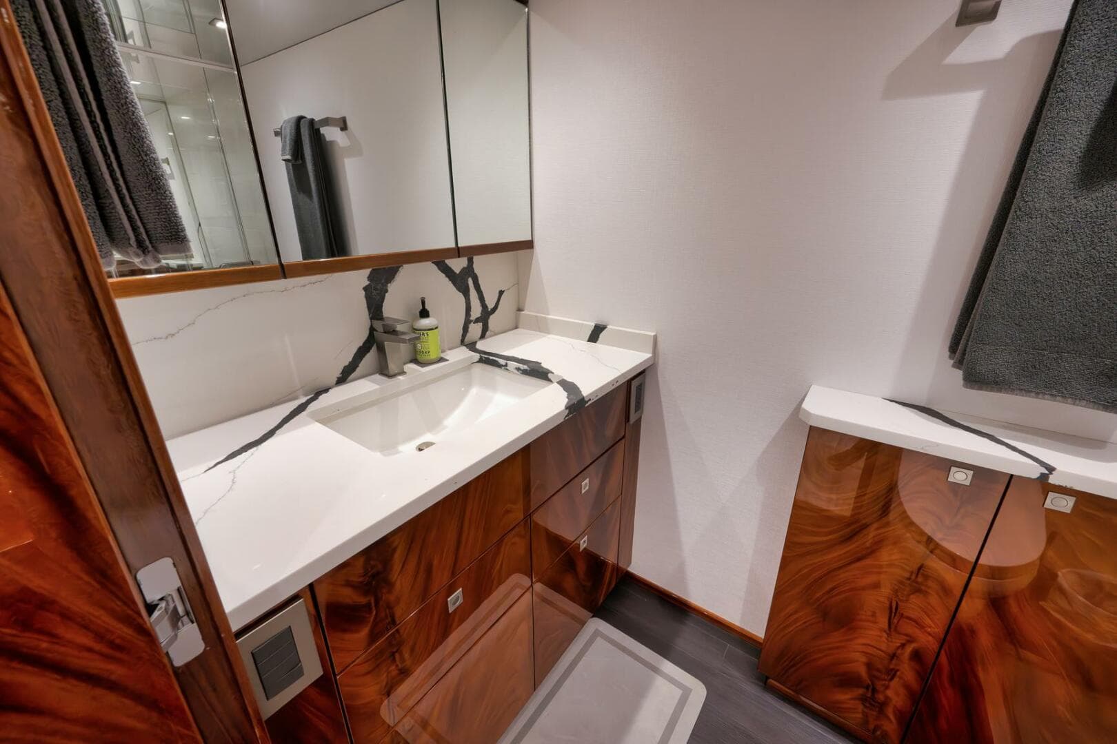 2025 Viking 90 Convertible — photo 36