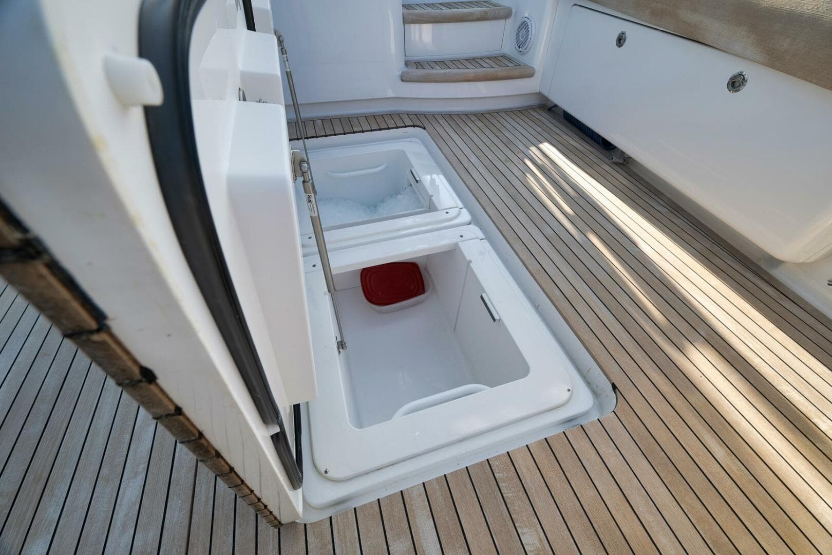 2025 Viking 90 Convertible — photo 106