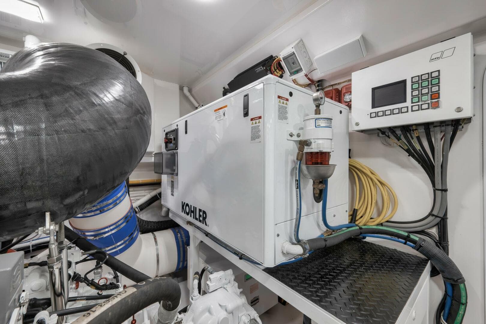 2025 Viking 90 Convertible — photo 143