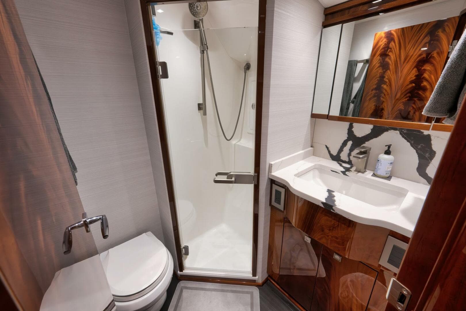 2025 Viking 90 Convertible — photo 54