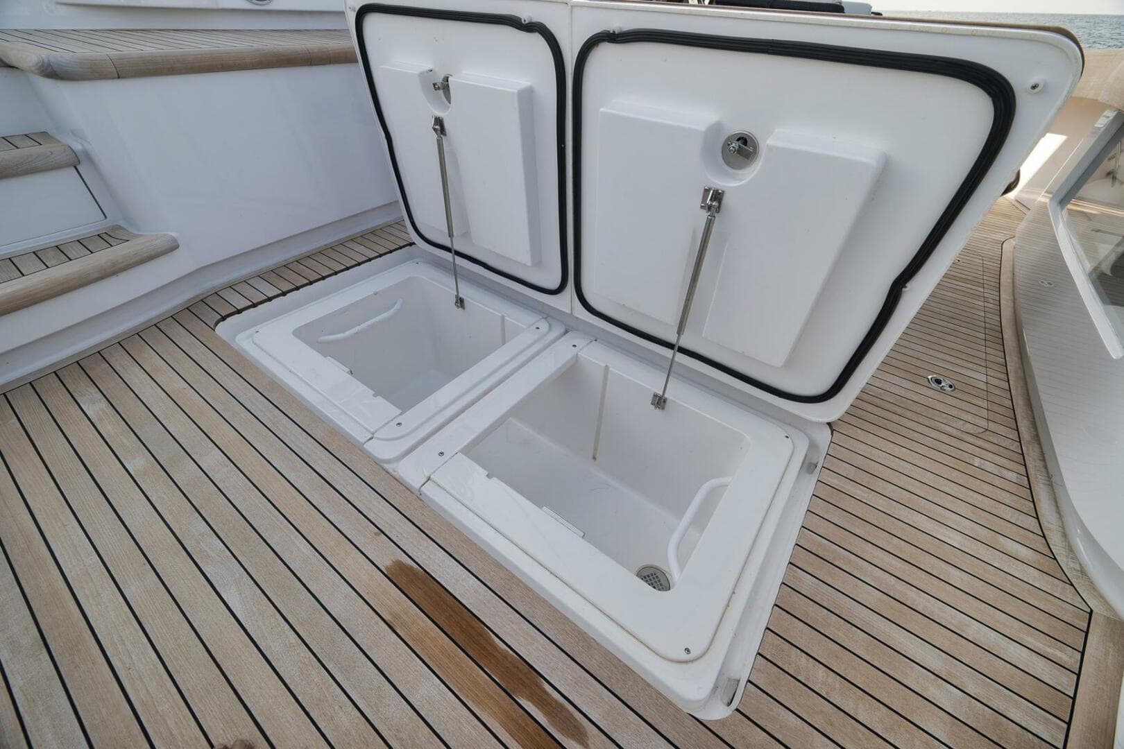 2025 Viking 90 Convertible — photo 111