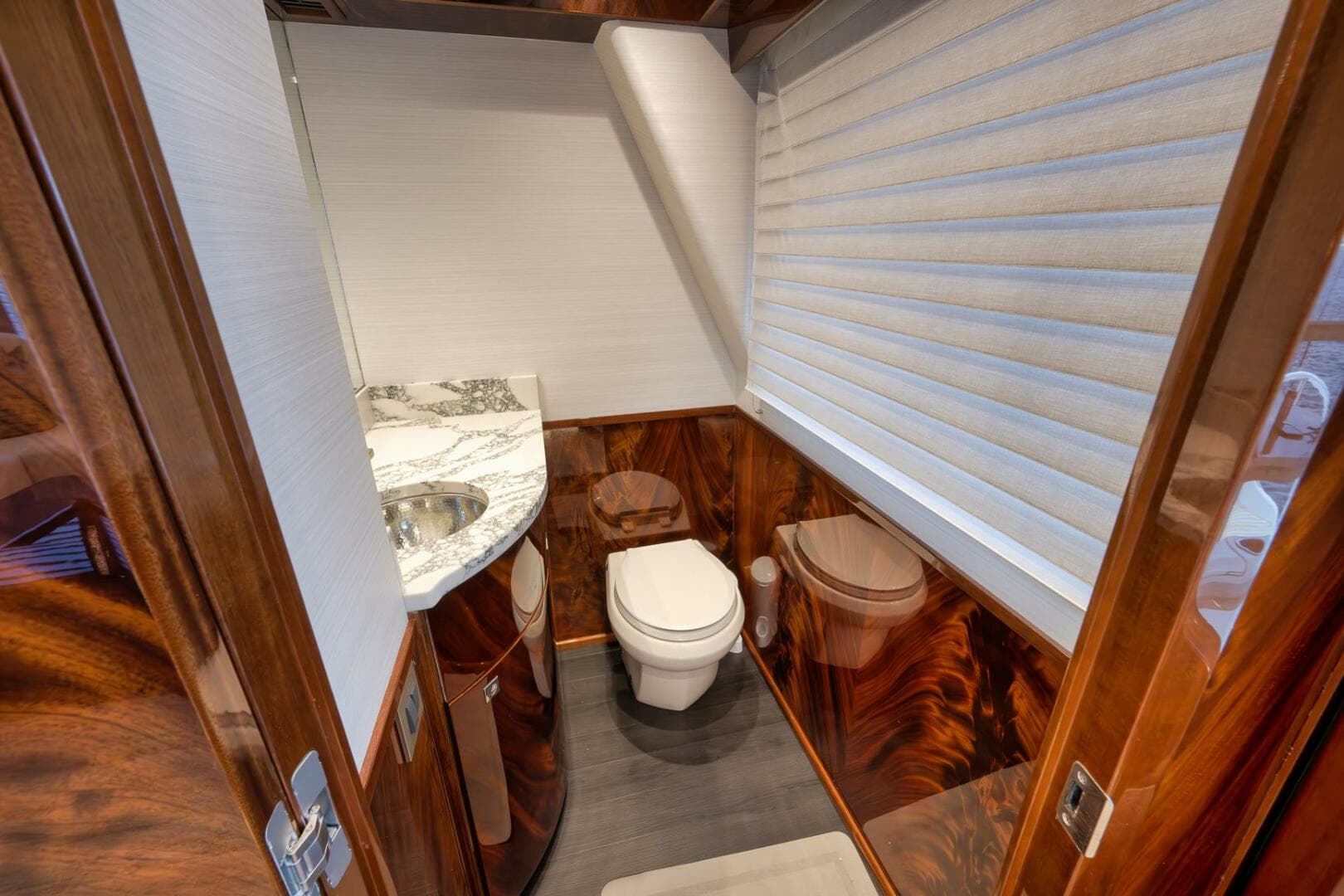 2025 Viking 90 Convertible — photo 25