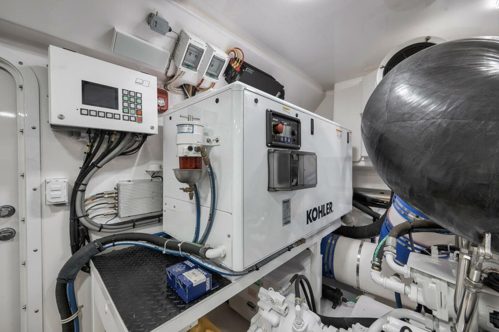 2025 Viking 90 Convertible — photo 142