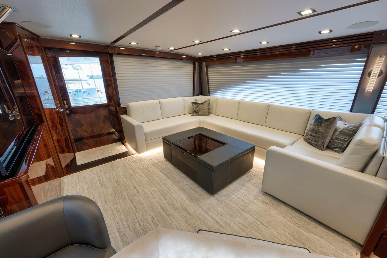 2025 Viking 90 Convertible — photo 5