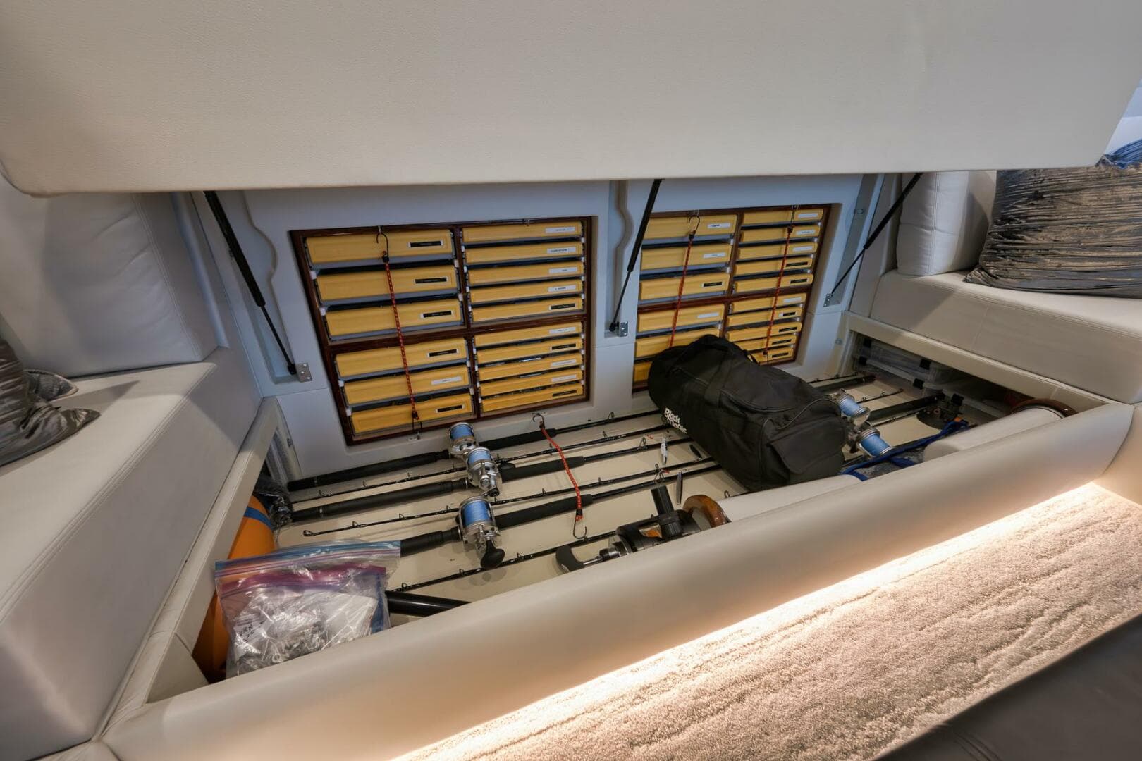 2025 Viking 90 Convertible — photo 8