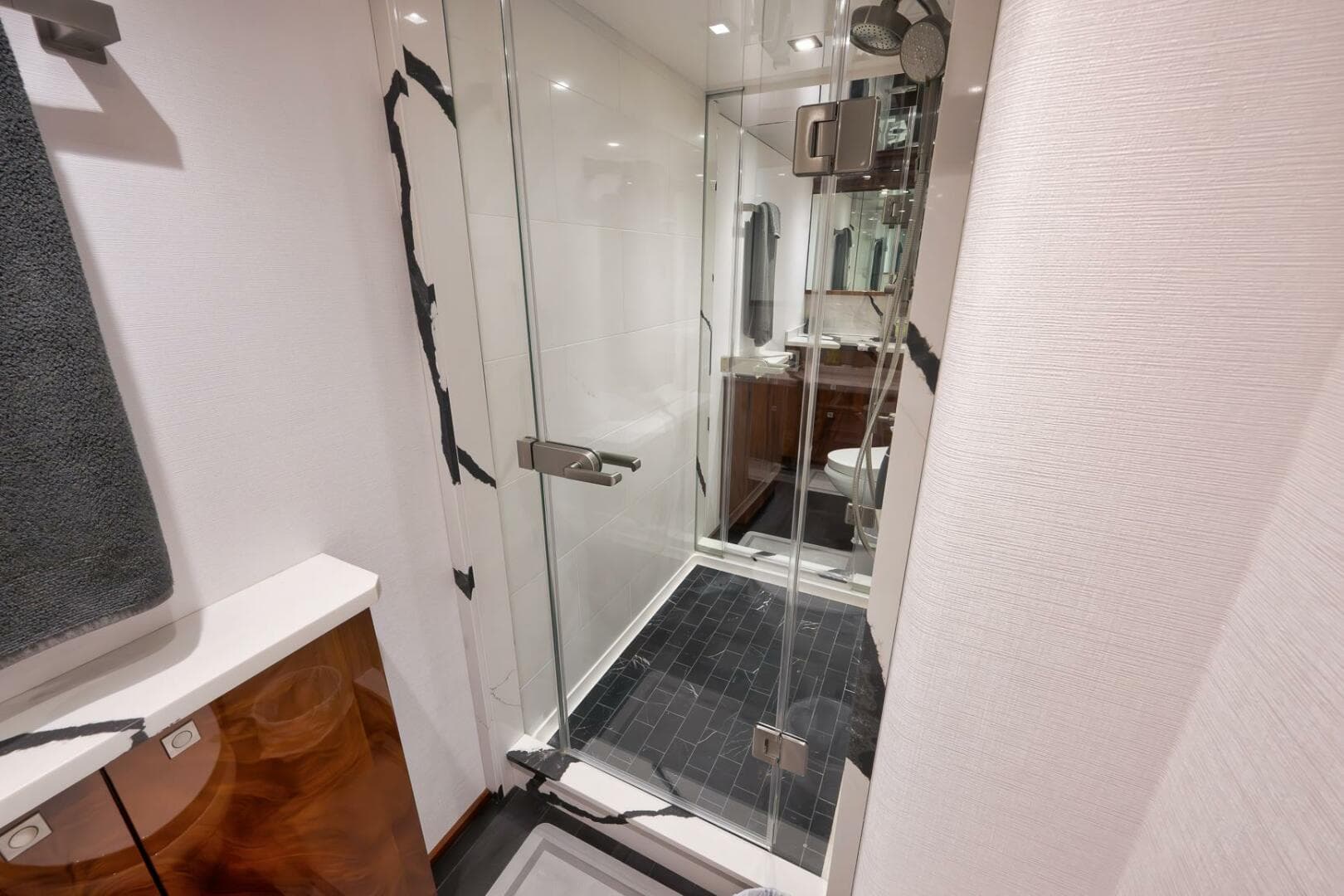 2025 Viking 90 Convertible — photo 38