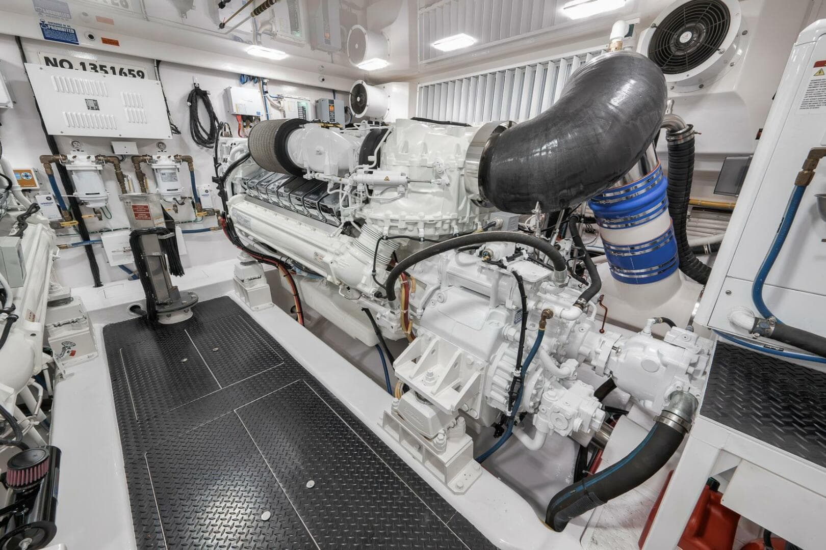 2025 Viking 90 Convertible — photo 138