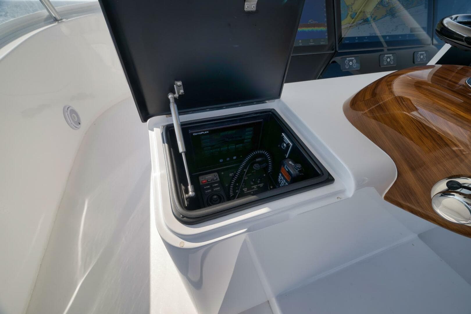 2025 Viking 90 Convertible — photo 92