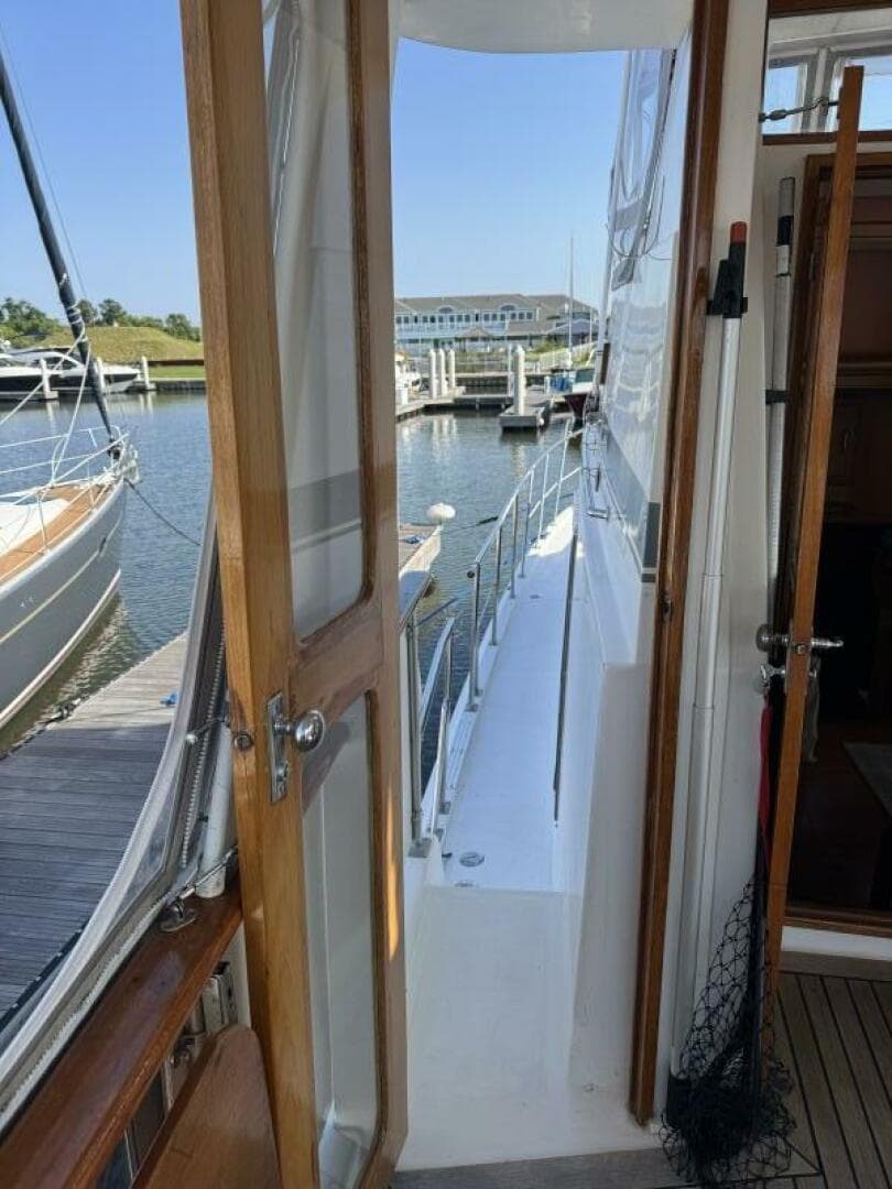 1990 Marine Trader Tradewinds — photo 10