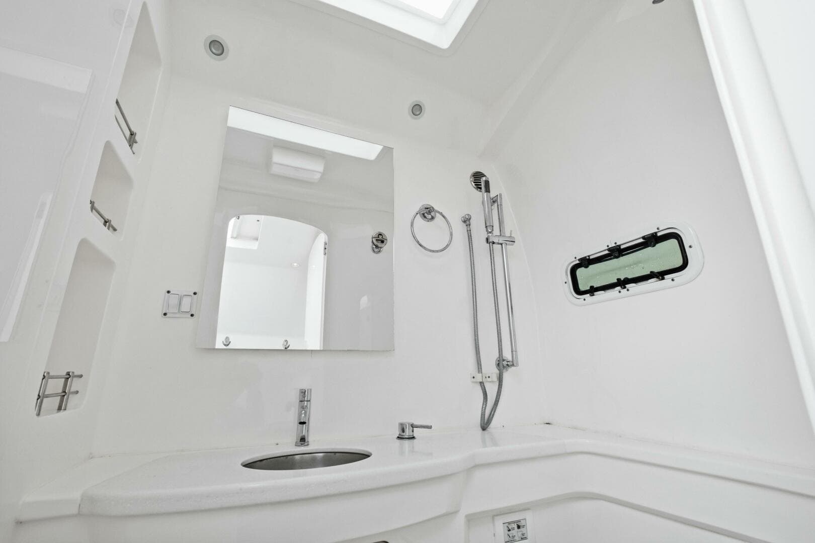 2020 Intrepid 407 Nomad SE — photo 31