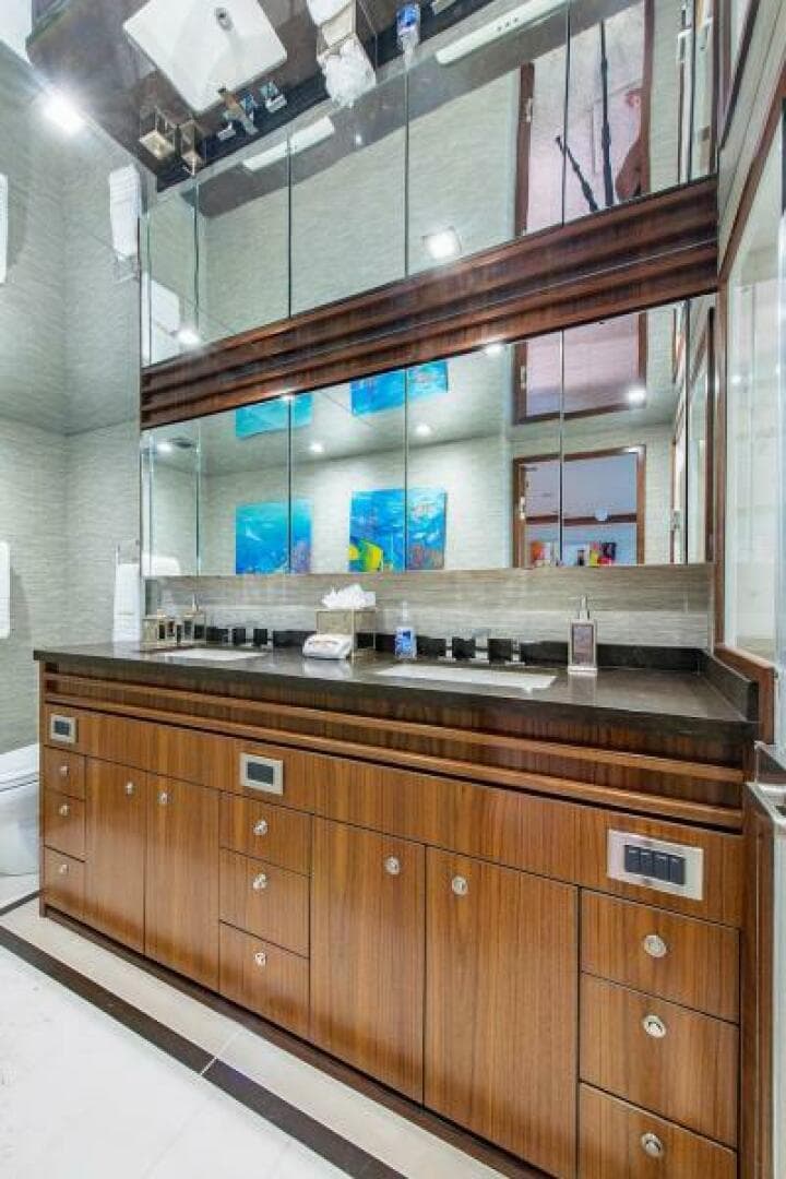 2018 Viking Enclosed Flybridge — photo 24