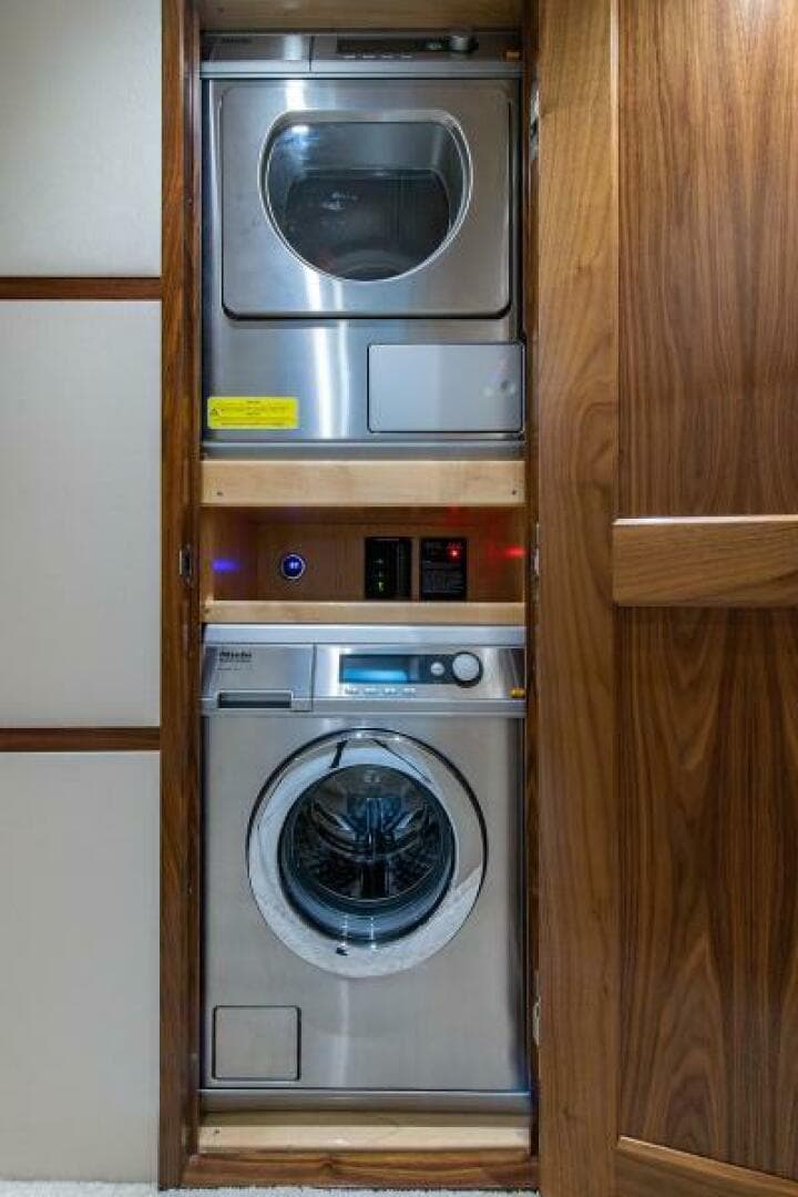 2018 Viking Enclosed Flybridge — photo 27