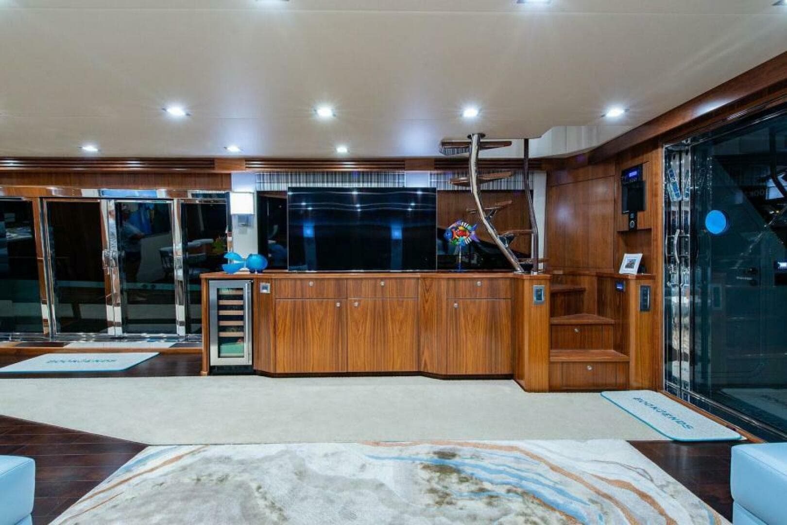 2018 Viking Enclosed Flybridge — photo 5