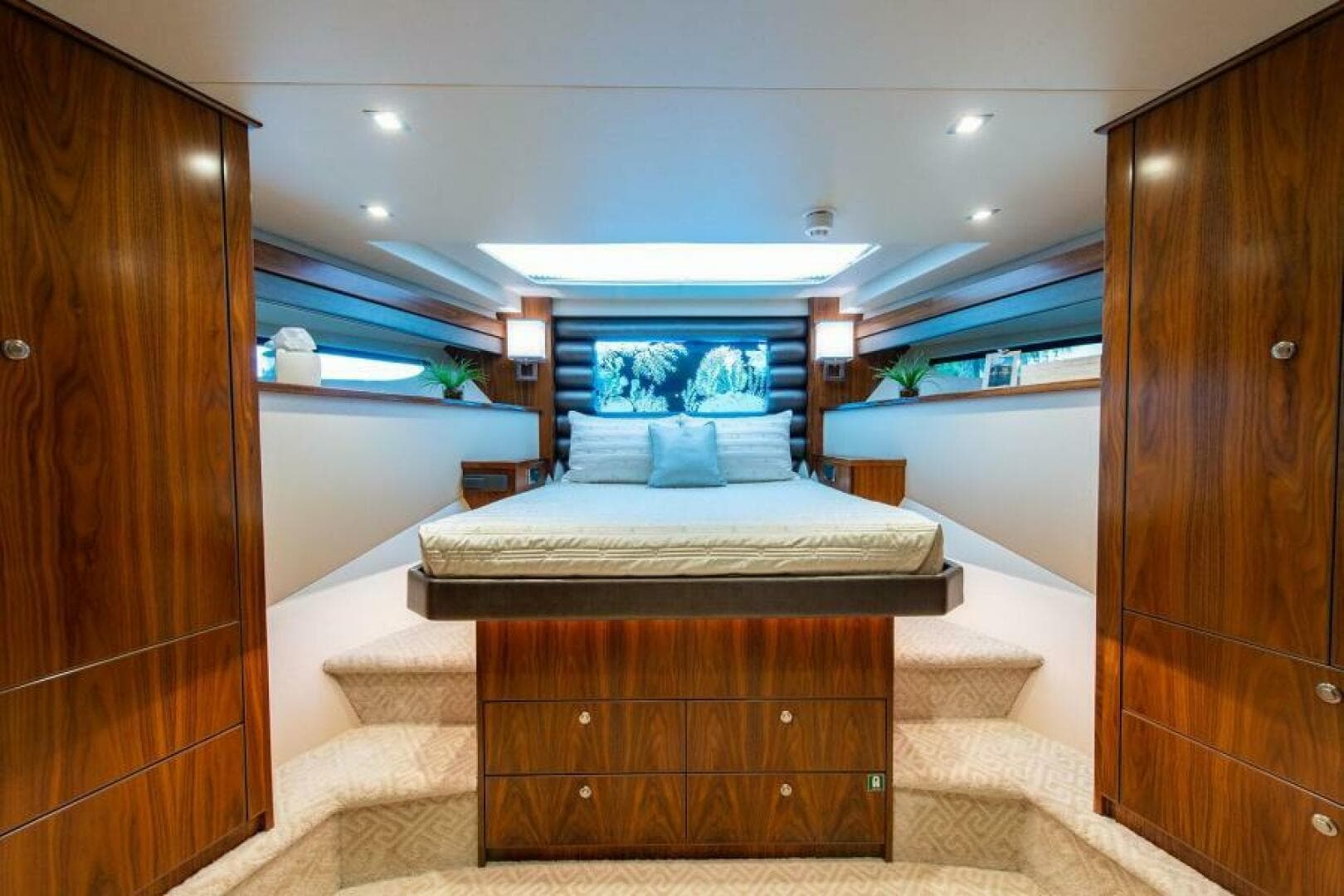 2018 Viking Enclosed Flybridge — photo 28