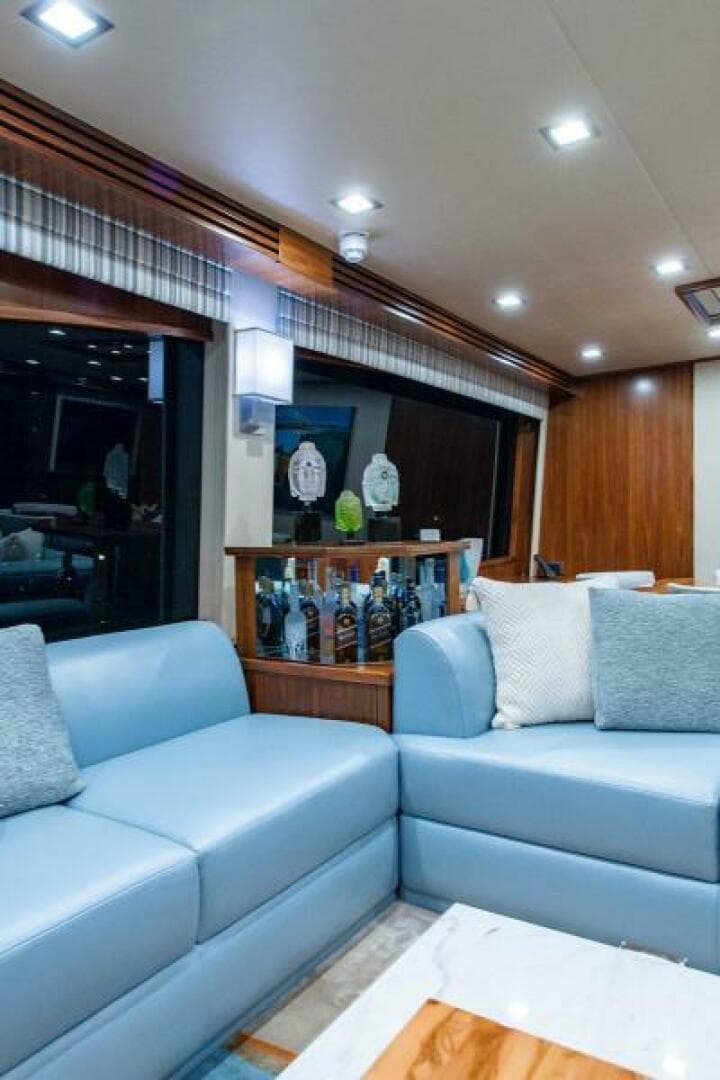 2018 Viking Enclosed Flybridge — photo 7