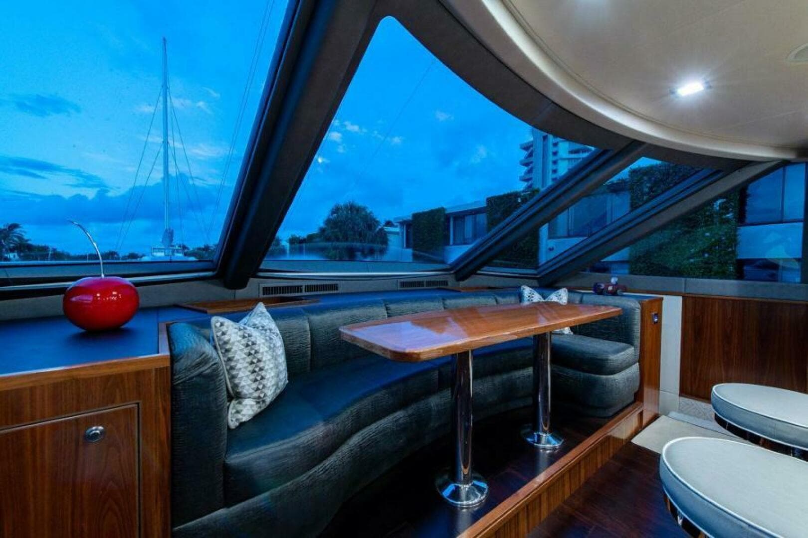 2018 Viking Enclosed Flybridge — photo 17