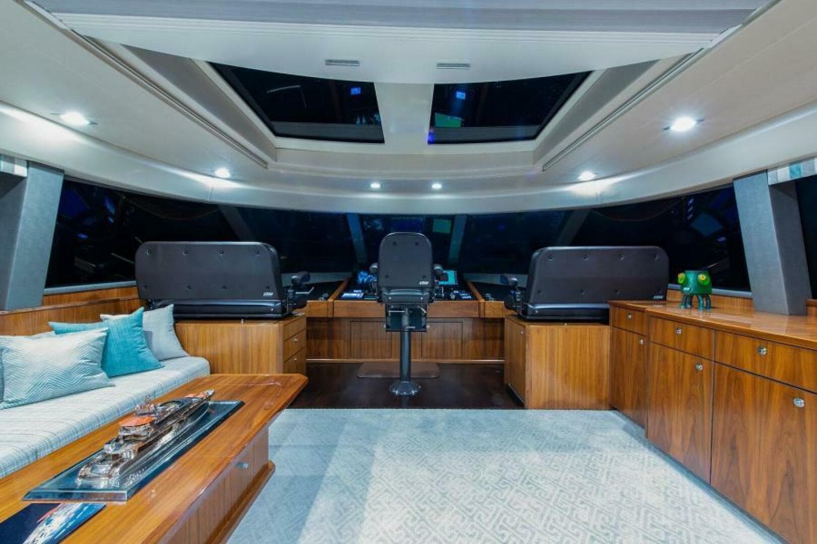 2018 Viking Enclosed Flybridge — photo 45