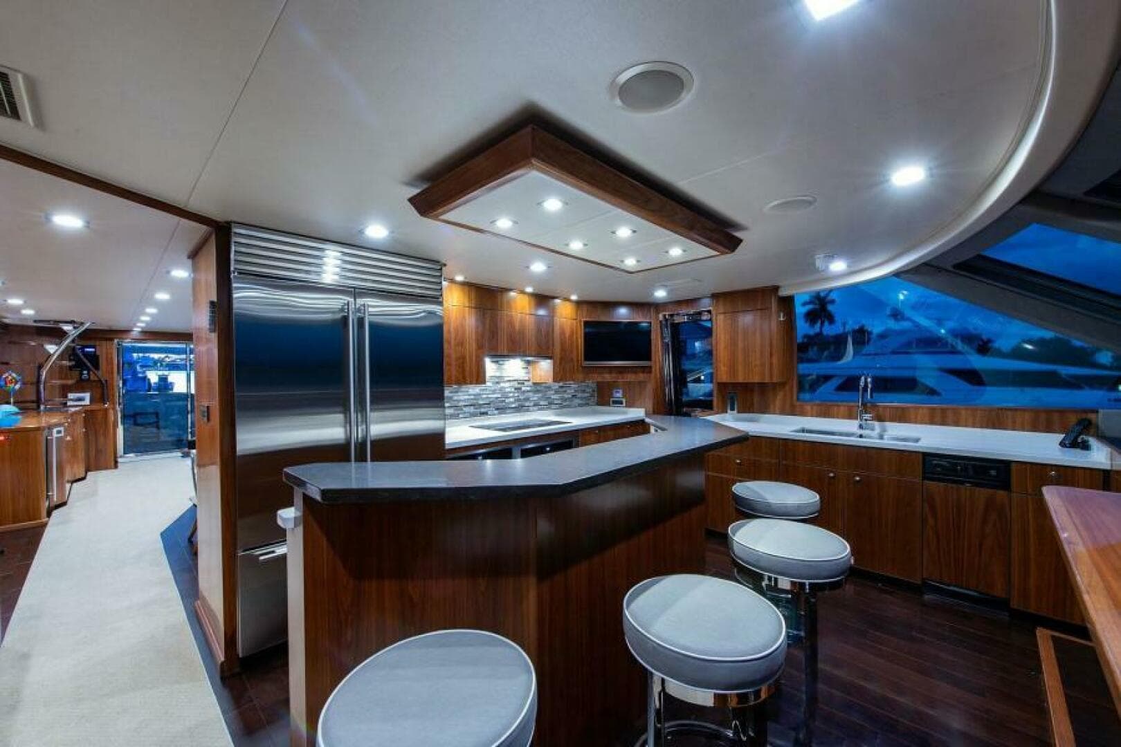2018 Viking Enclosed Flybridge — photo 15