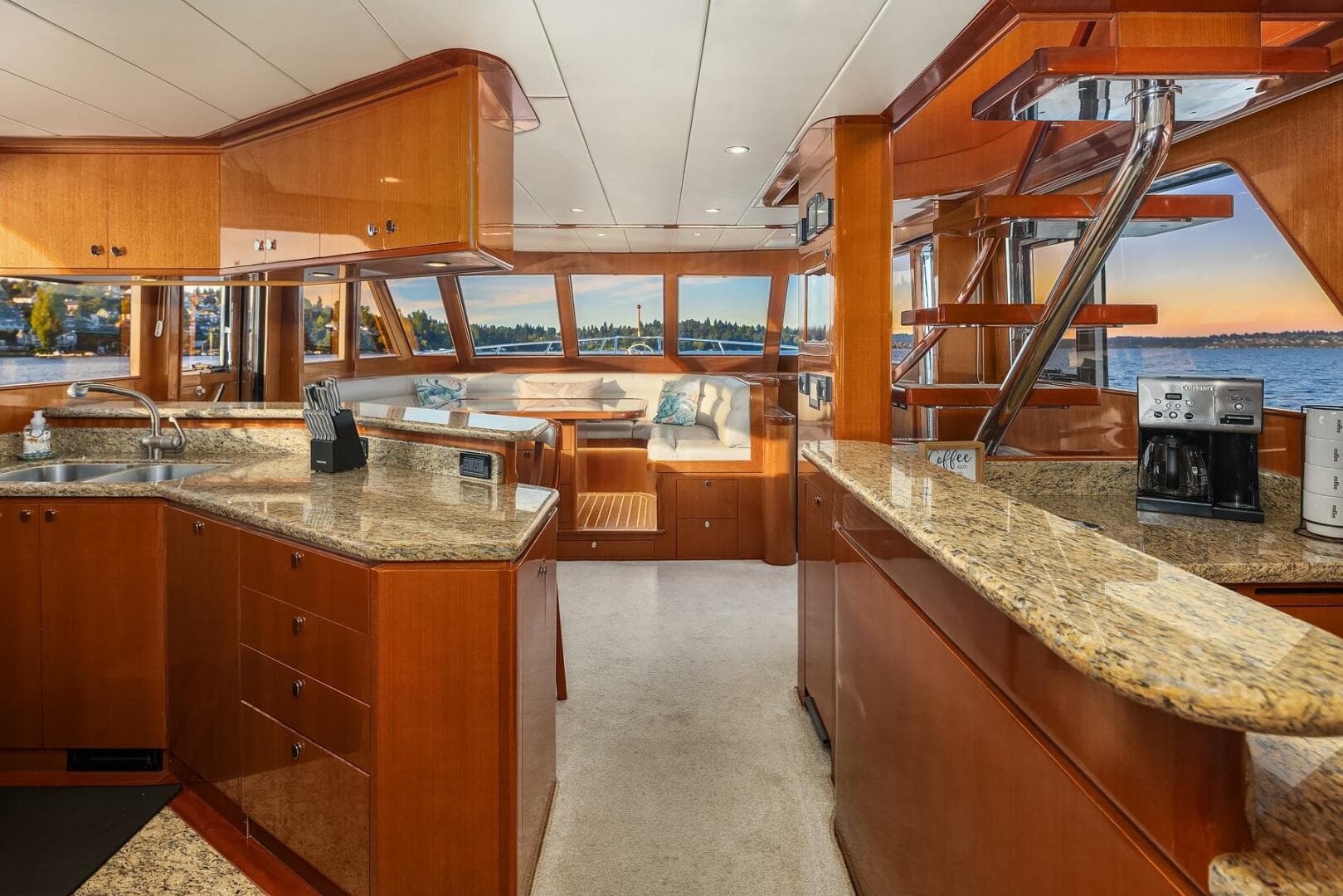 2014 Hampton 720 Skylounge Lrc — photo 12