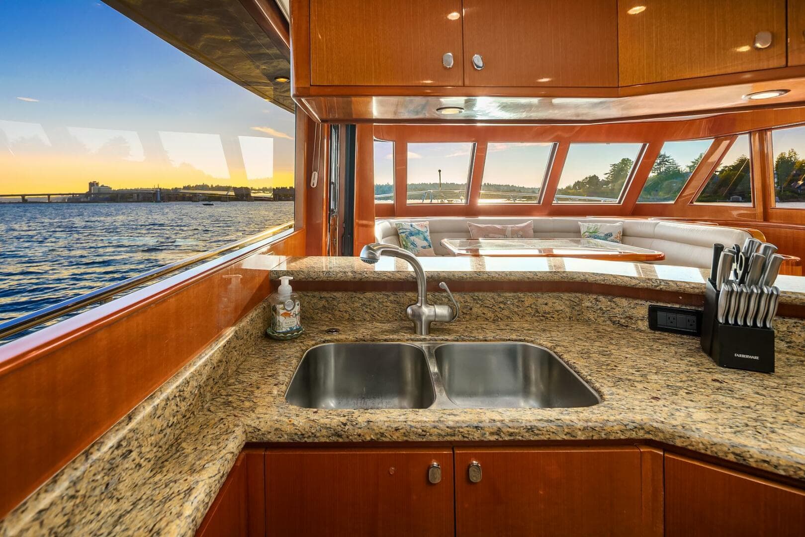 2014 Hampton 720 Skylounge Lrc — photo 19