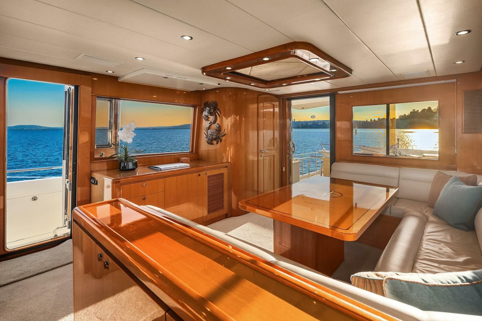 2014 Hampton 720 Skylounge Lrc — photo 37
