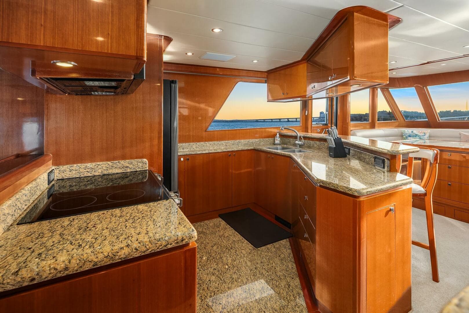 2014 Hampton 720 Skylounge Lrc — photo 17