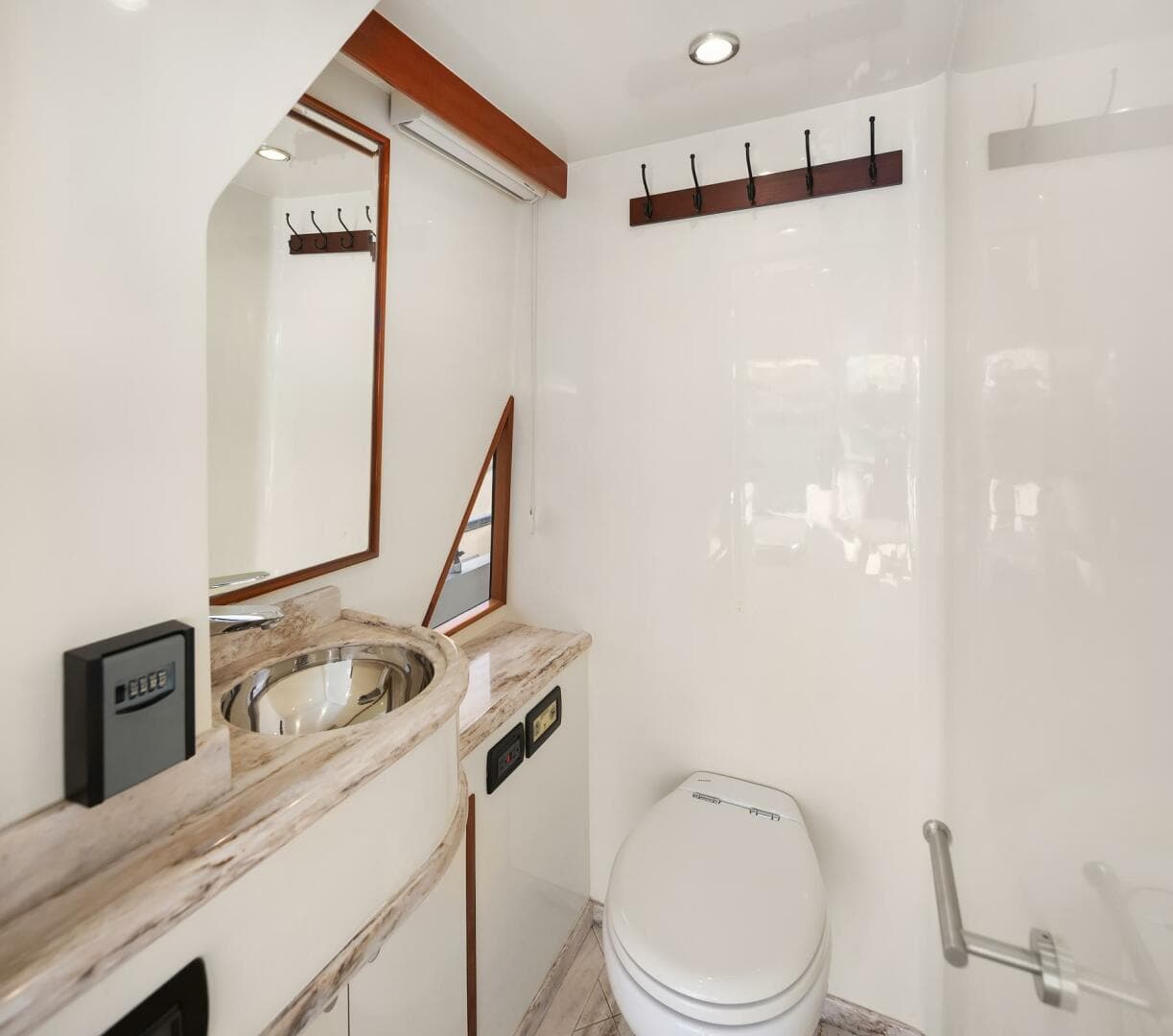 2014 Hampton 720 Skylounge Lrc — photo 68