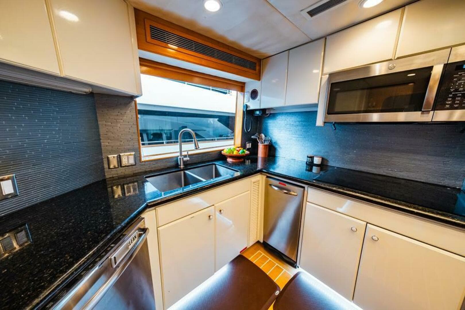 1995 Hatteras Flybridge — photo 58