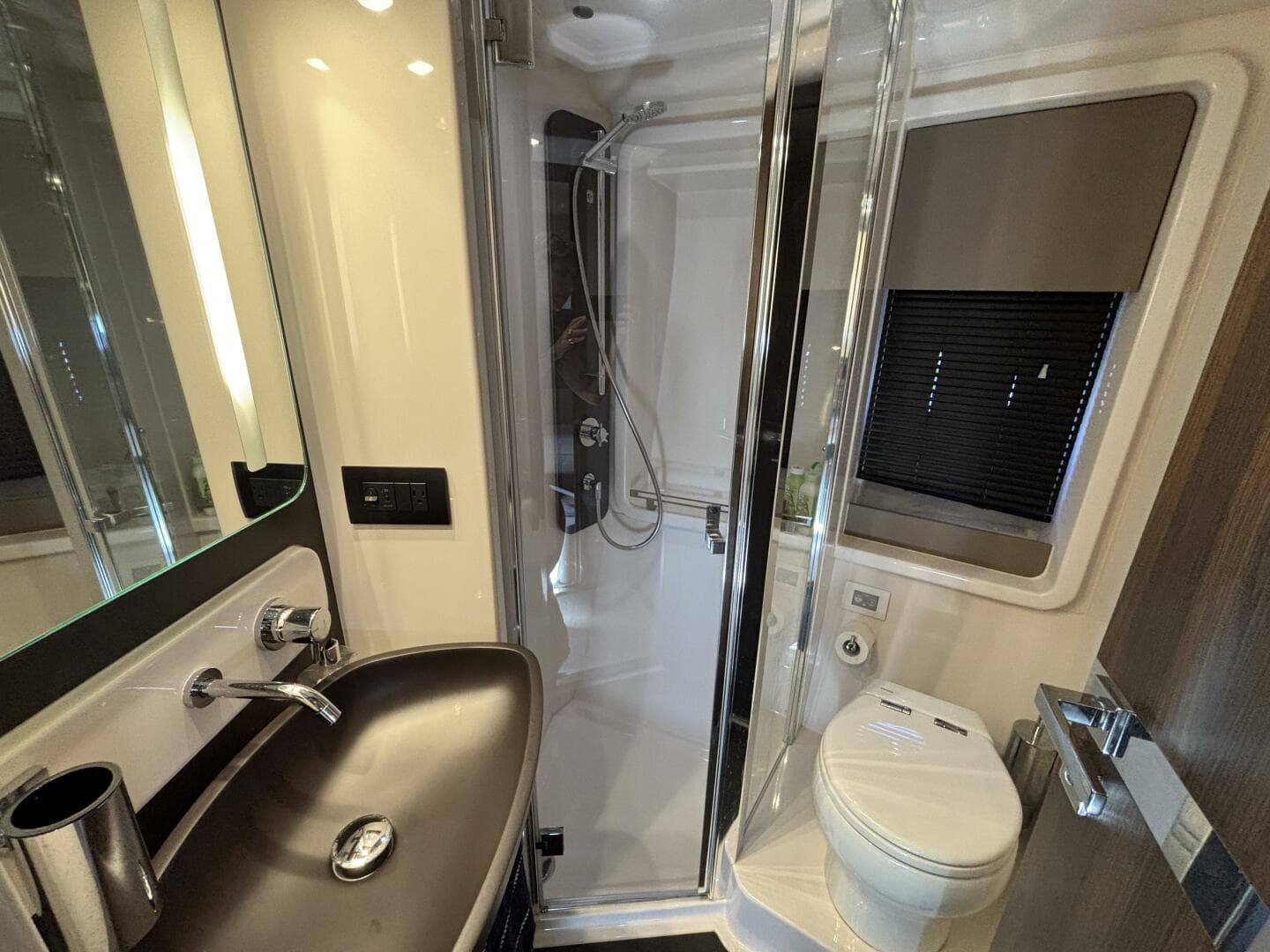 2019 Azimut 50 — photo 30