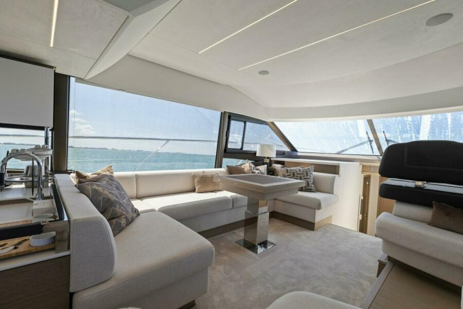 2022 Prestige 590 Flybridge — photo 14