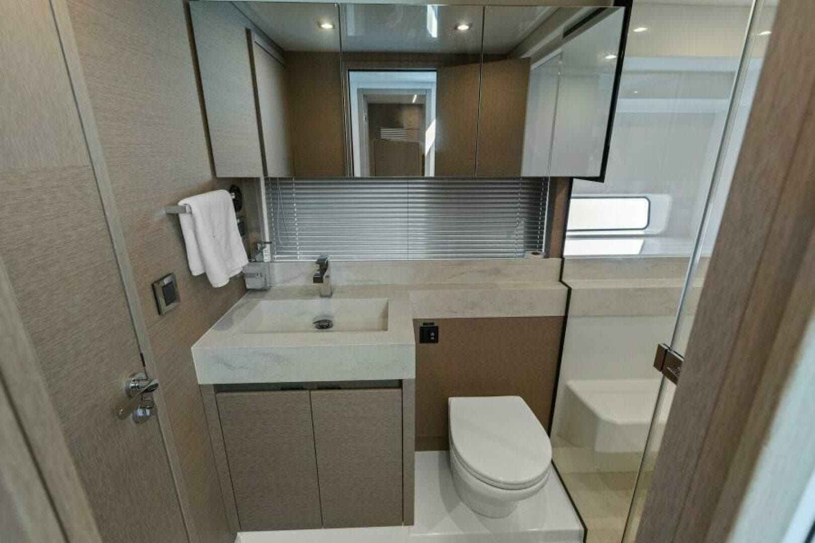 2022 Prestige 590 Flybridge — photo 36