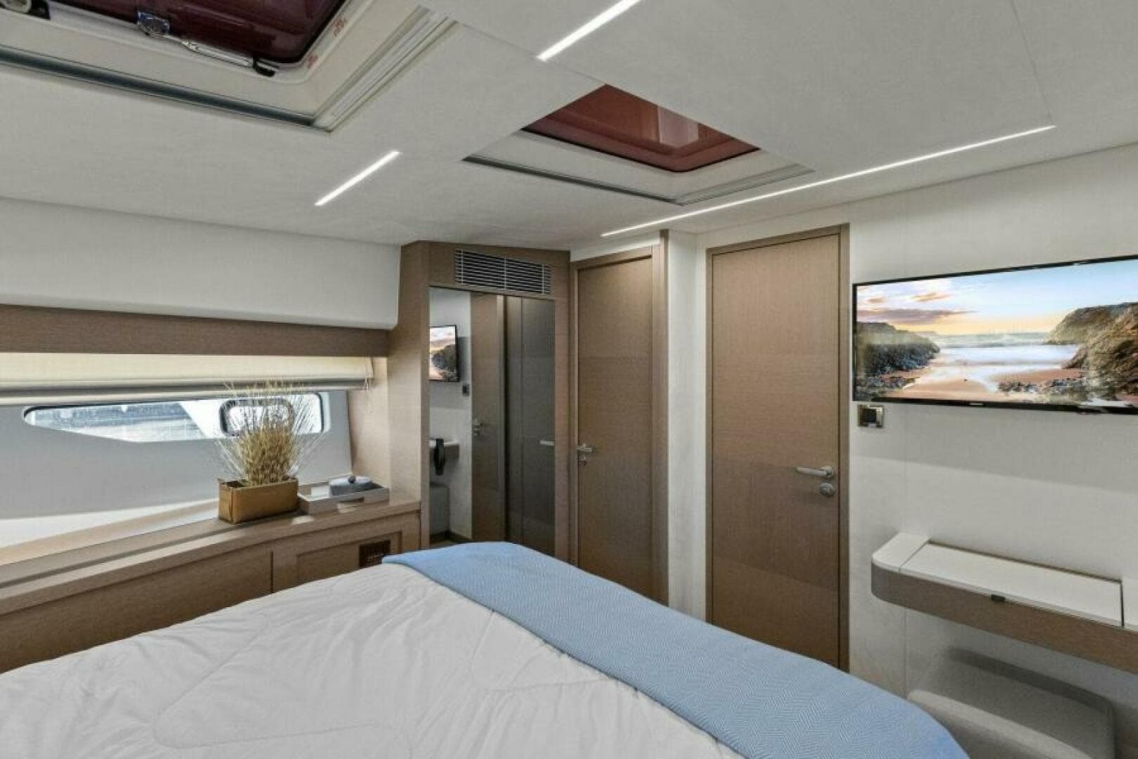 2022 Prestige 590 Flybridge — photo 34