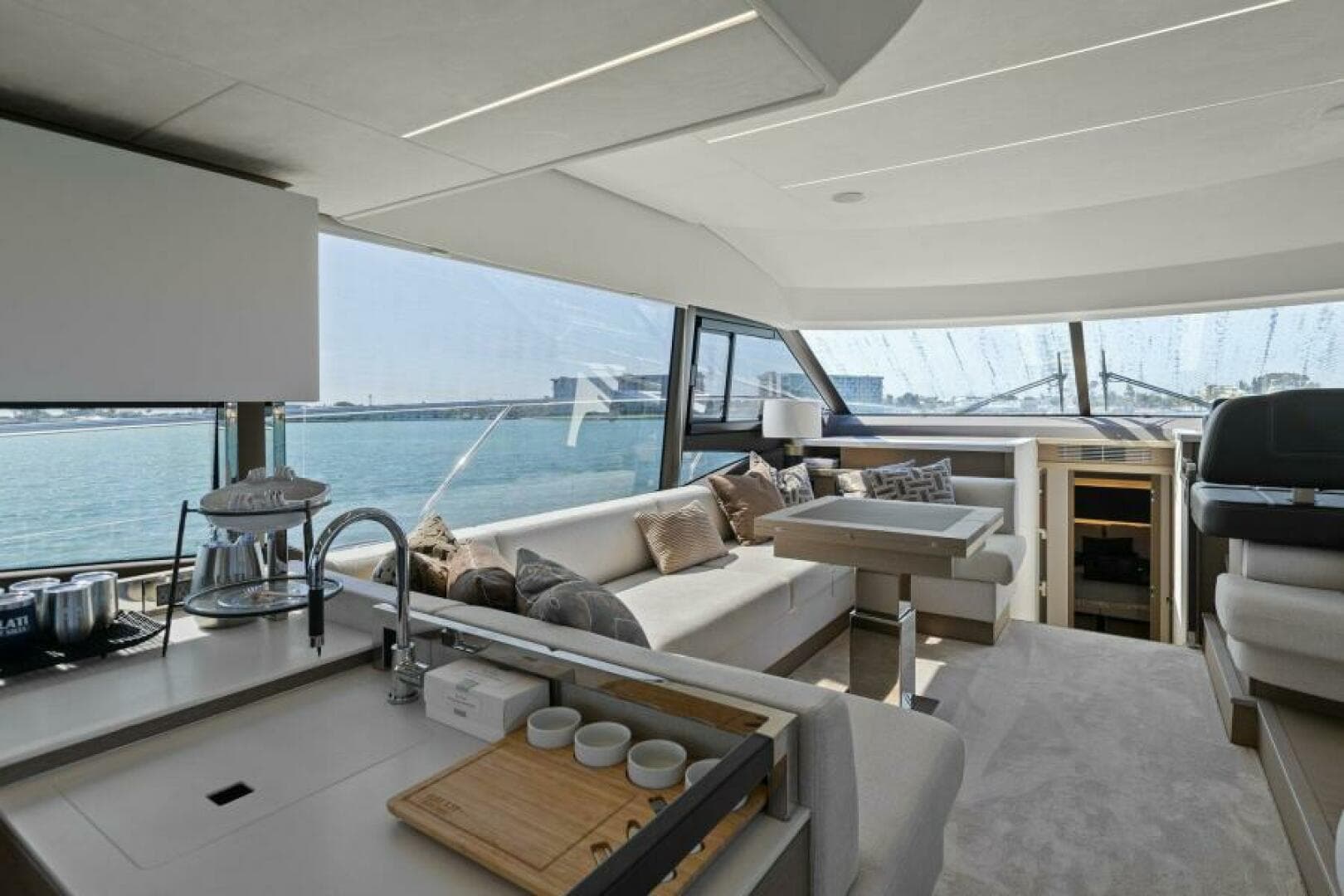 2022 Prestige 590 Flybridge — photo 2