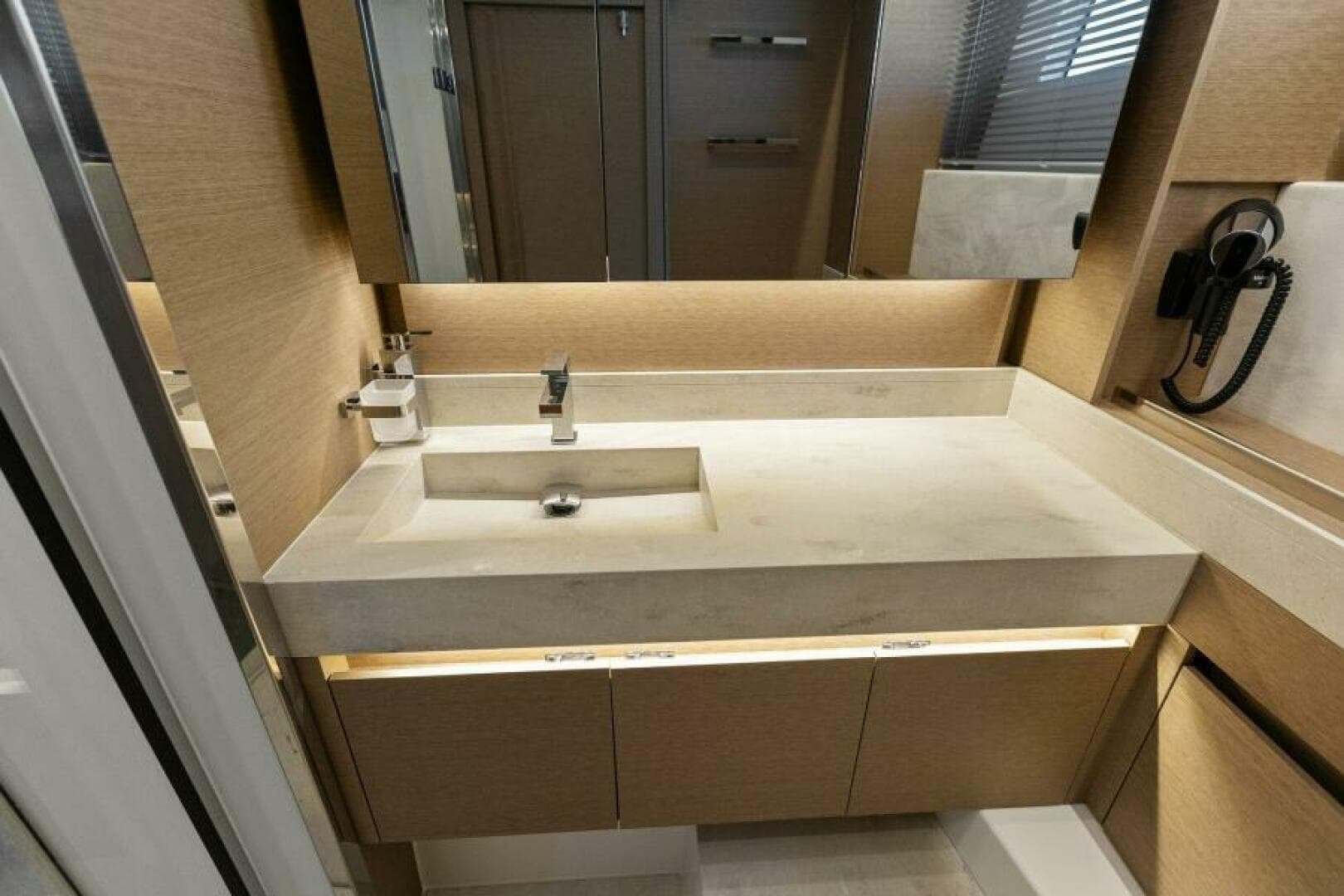 2022 Prestige 590 Flybridge — photo 28