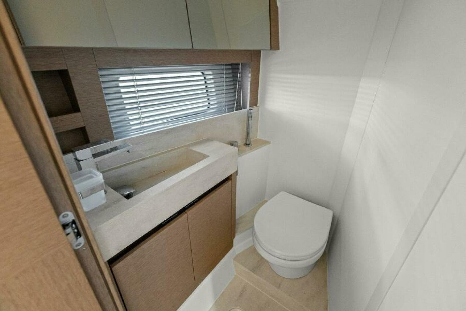 2022 Prestige 590 Flybridge — photo 42