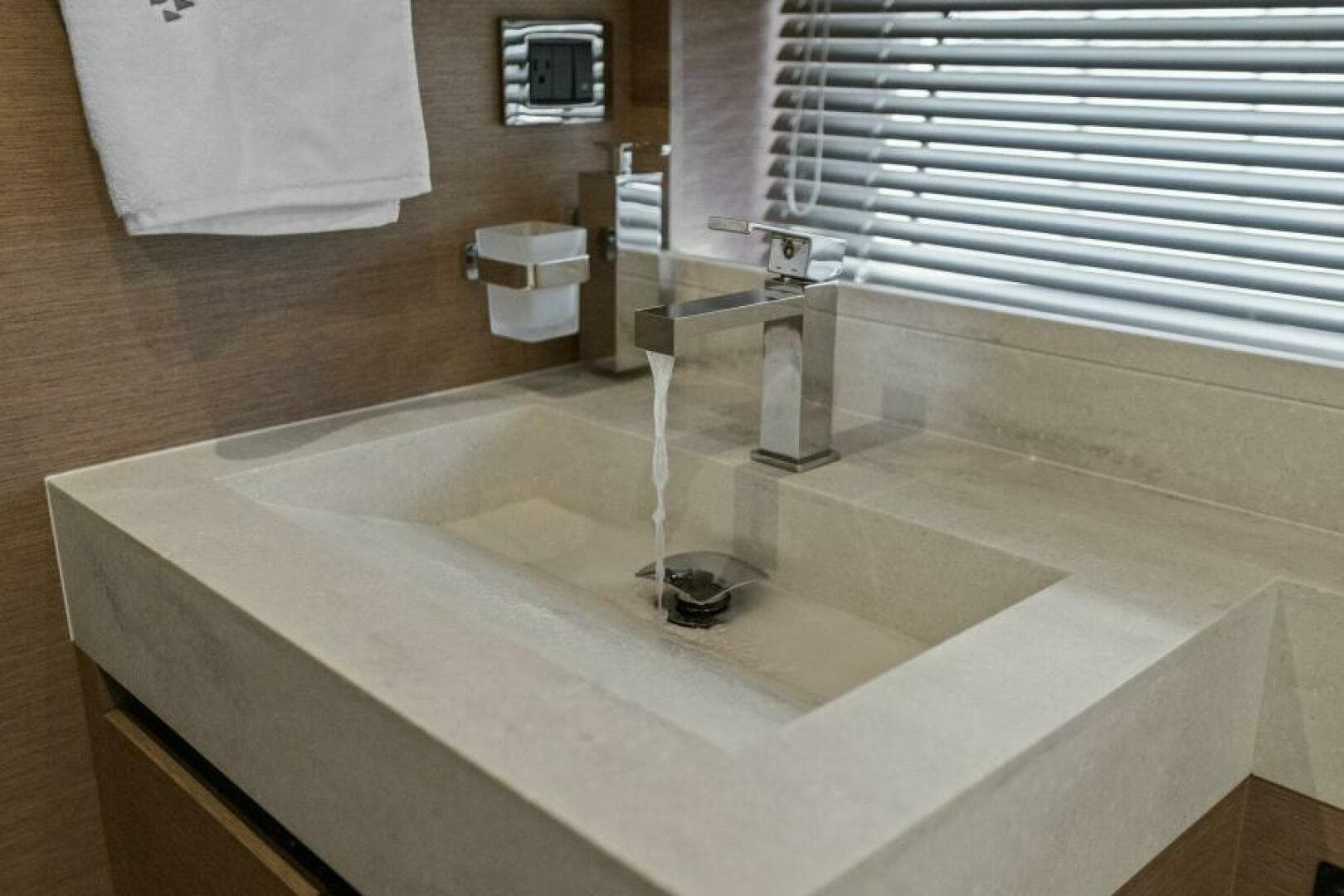 2022 Prestige 590 Flybridge — photo 37