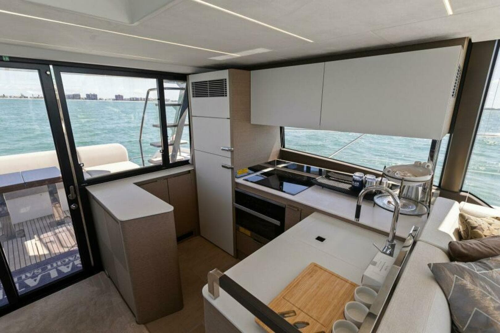 2022 Prestige 590 Flybridge — photo 12