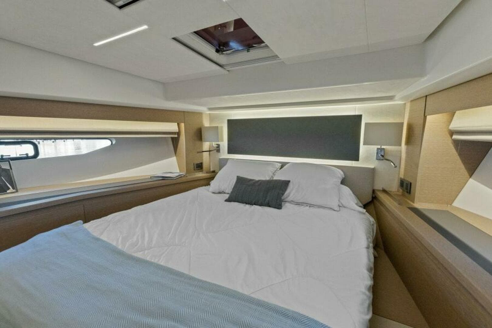 2022 Prestige 590 Flybridge — photo 33