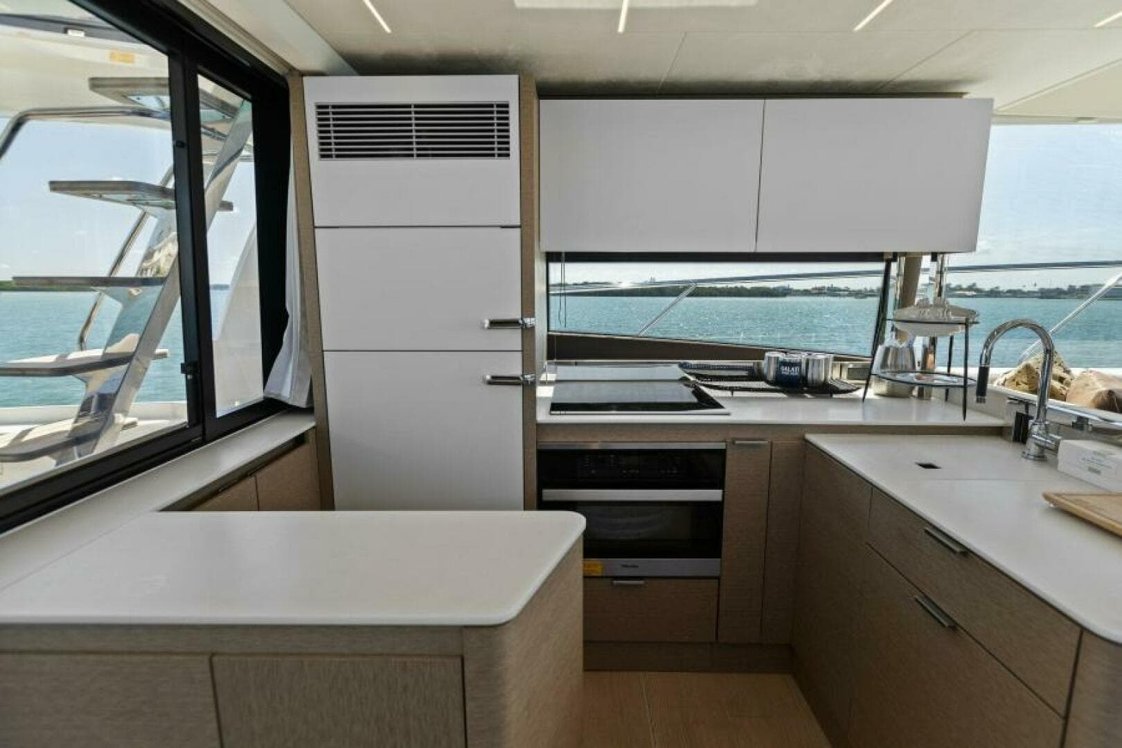 2022 Prestige 590 Flybridge — photo 11