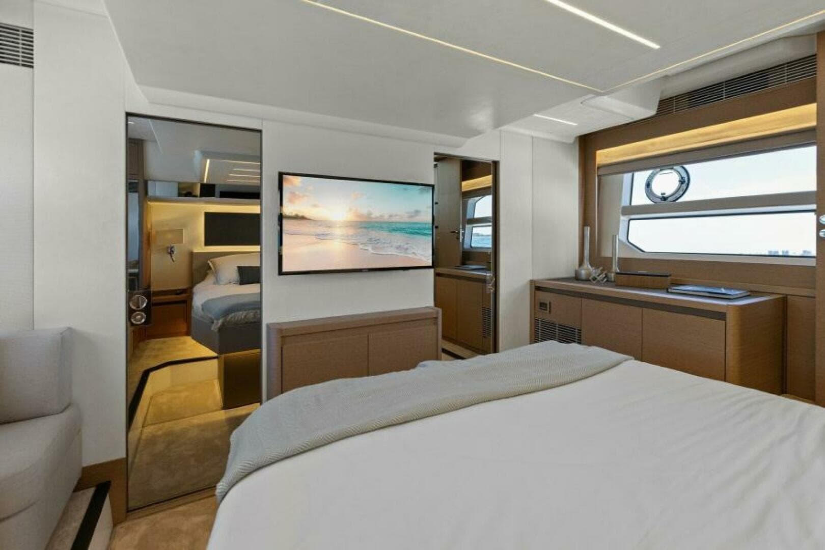 2022 Prestige 590 Flybridge — photo 23