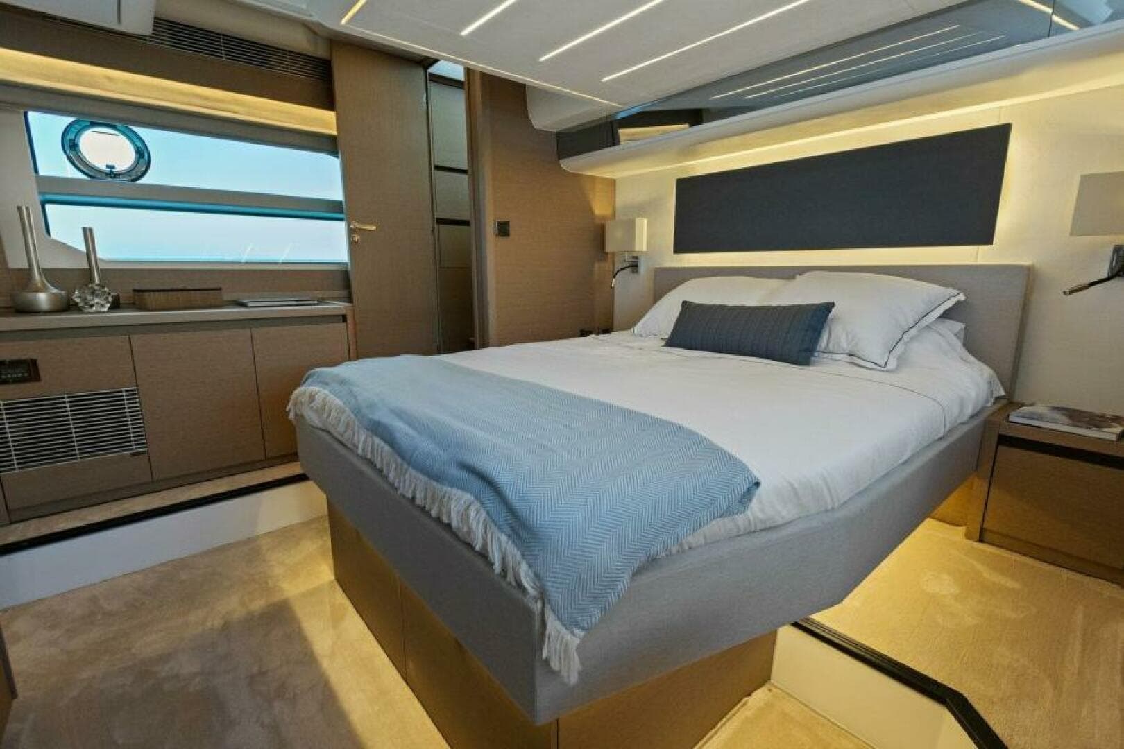 2022 Prestige 590 Flybridge — photo 3