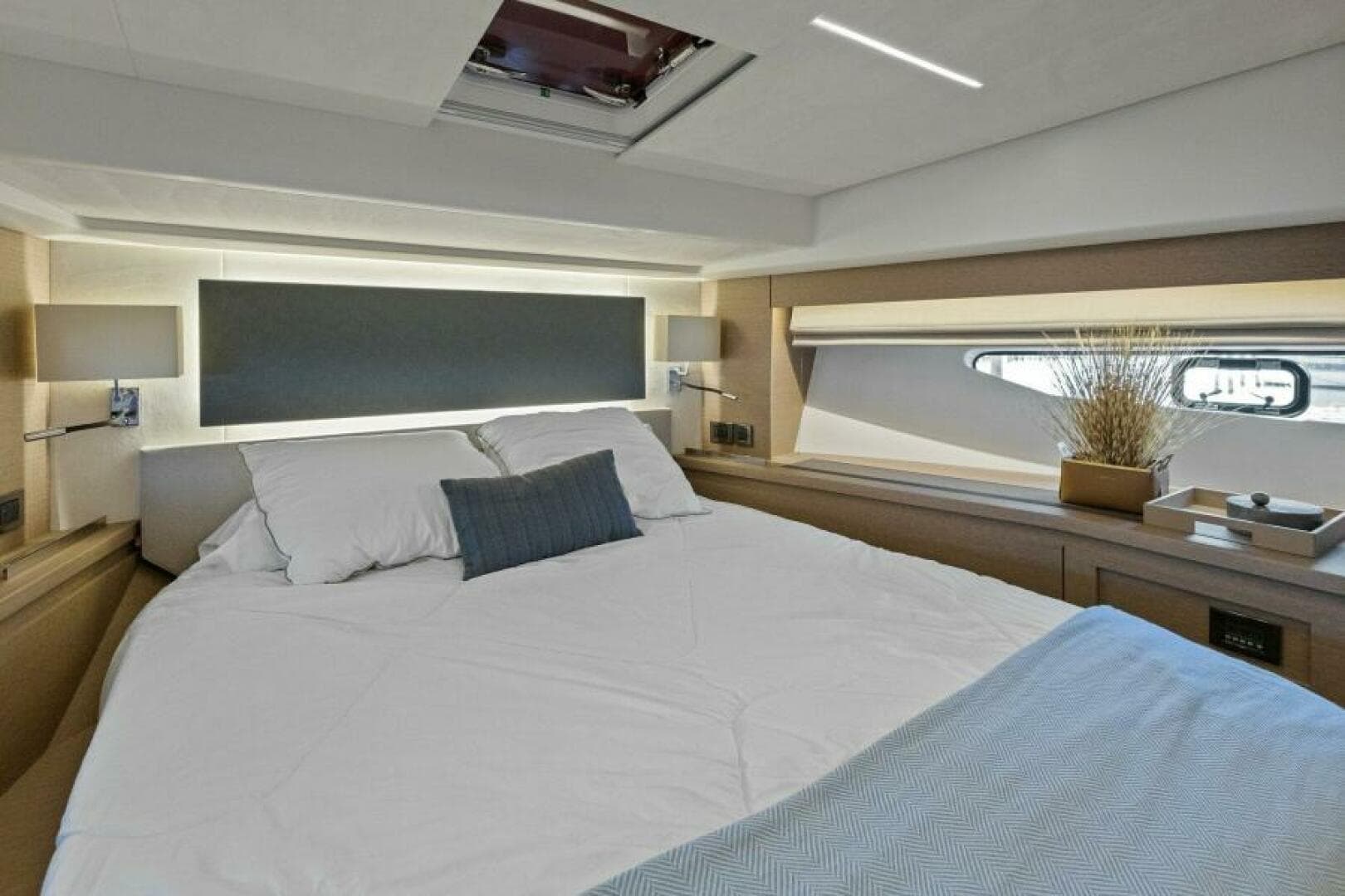 2022 Prestige 590 Flybridge — photo 32