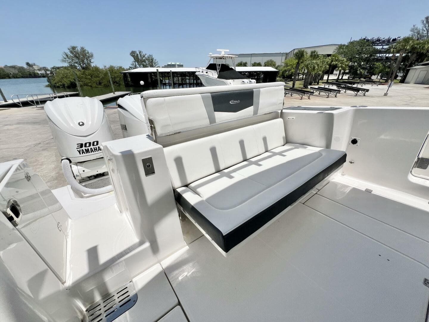 2021 Robalo R360 — photo 7