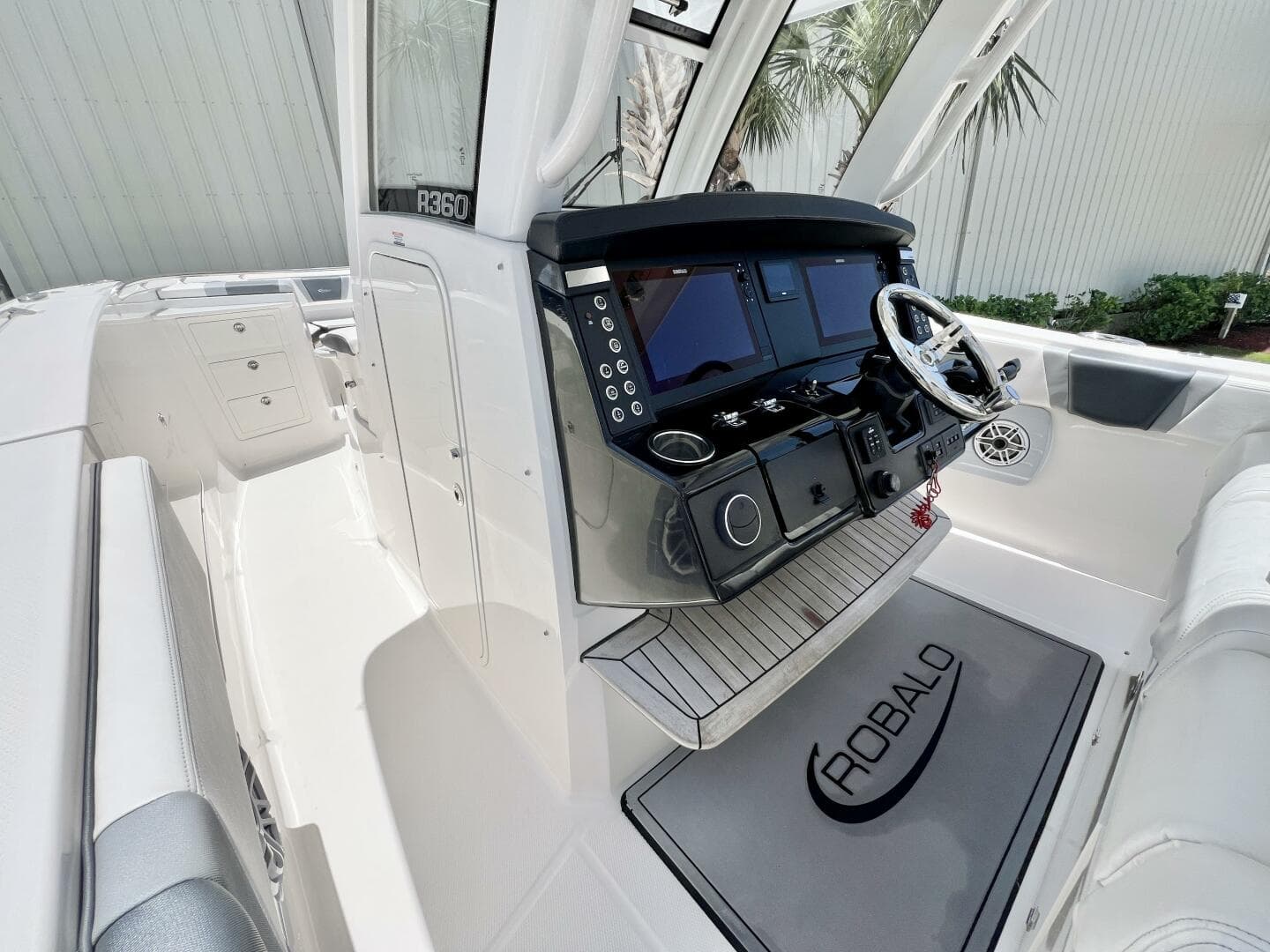 2021 Robalo R360 — photo 12