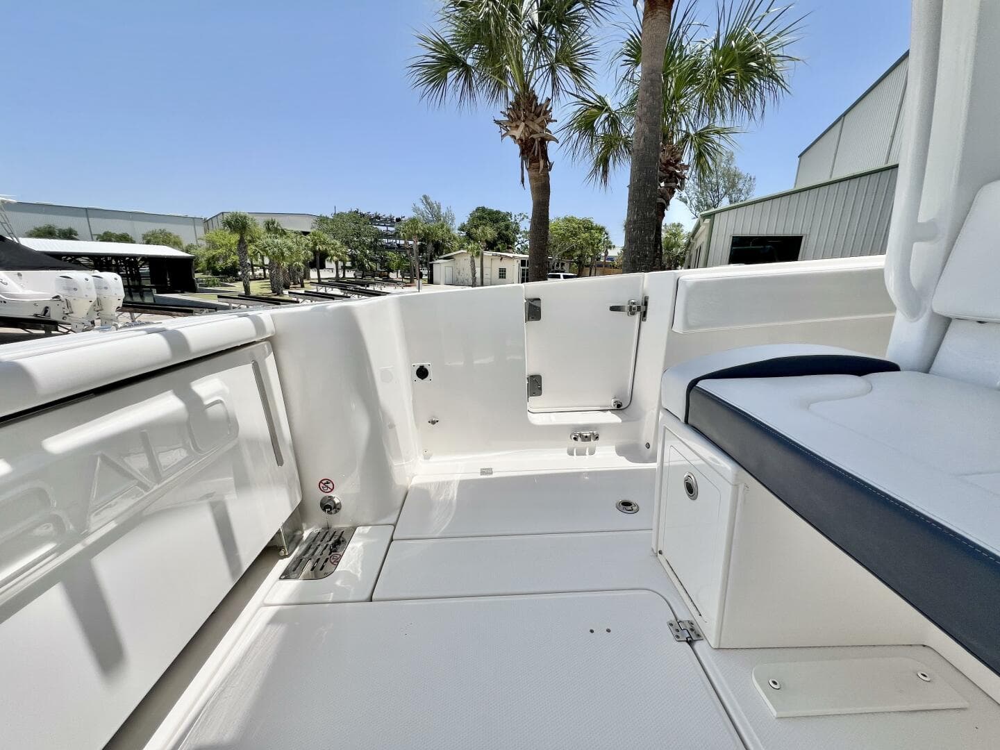 2021 Robalo R360 — photo 8
