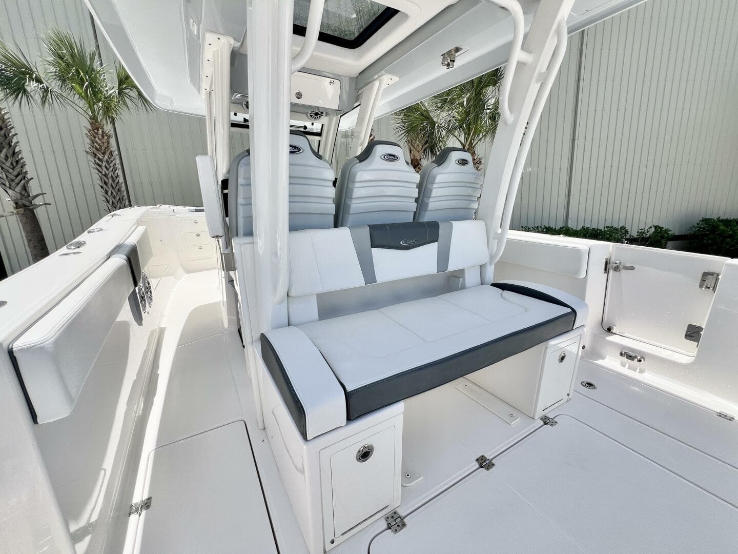 2021 Robalo R360 — photo 9