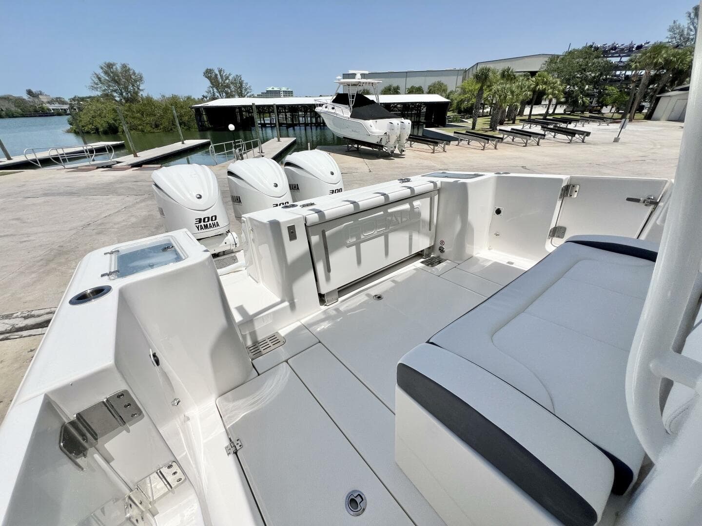 2021 Robalo R360 — photo 6