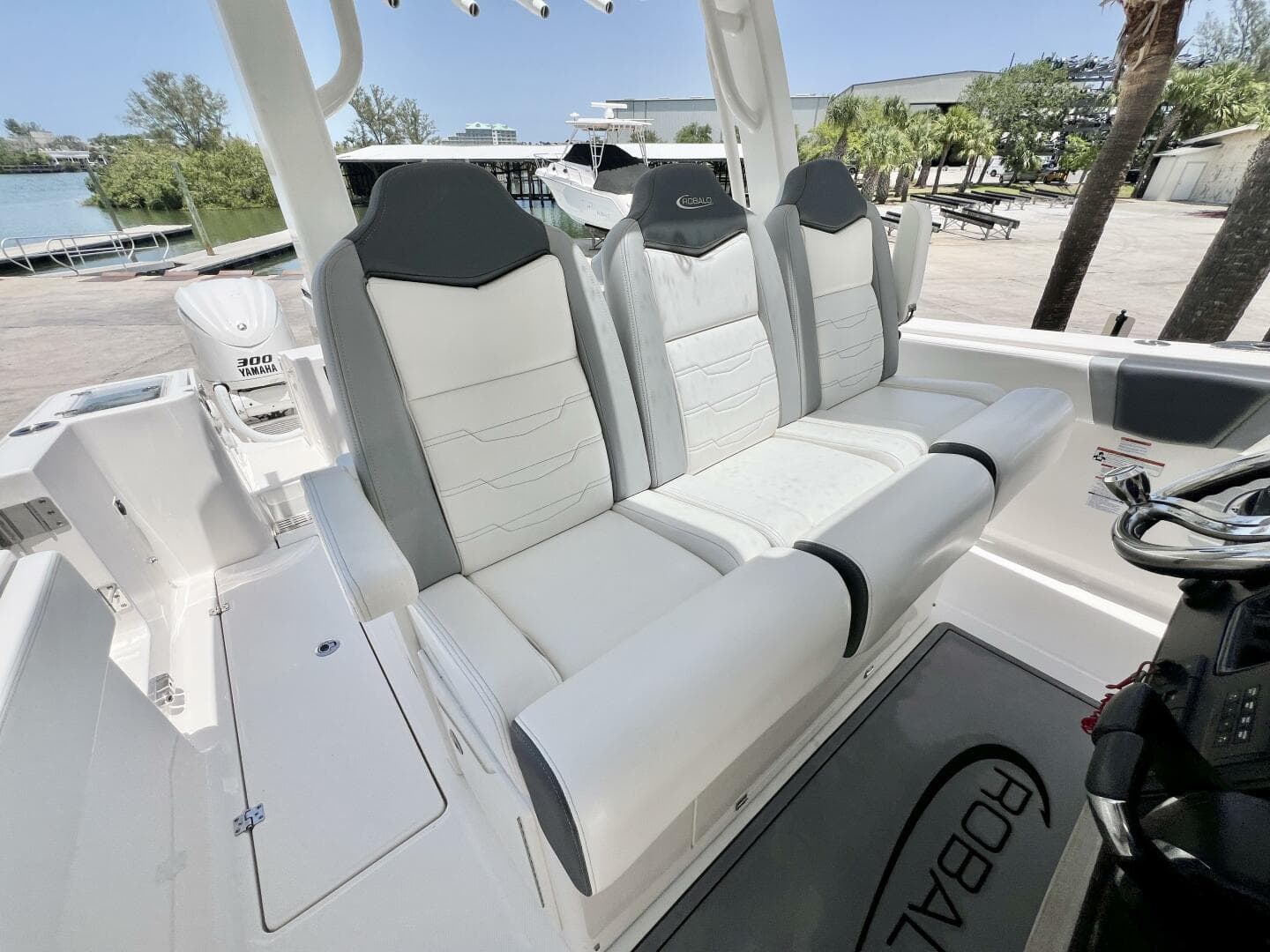 2021 Robalo R360 — photo 11