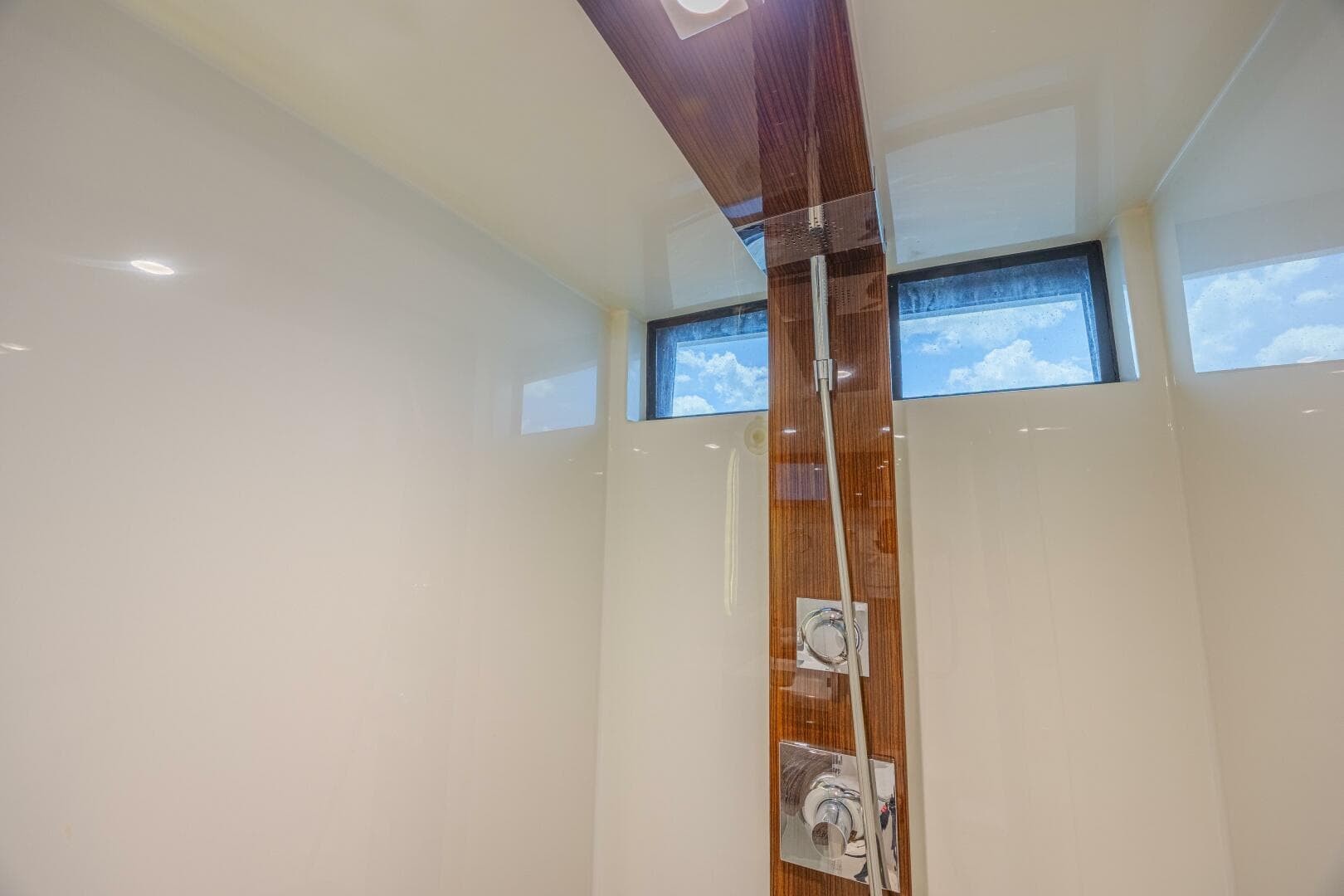 2010 Lazzara Yachts Lsx 92 — photo 46